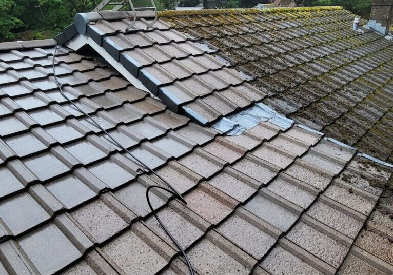 Before,And,After,Cleaning.,Roof,Cleaning,,Driveway,Cleaning,Pressure,Washing.